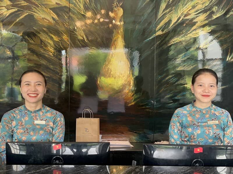 Friendly local smile representing Vietnam's warm hospitality with Vietnam Friendly Travel